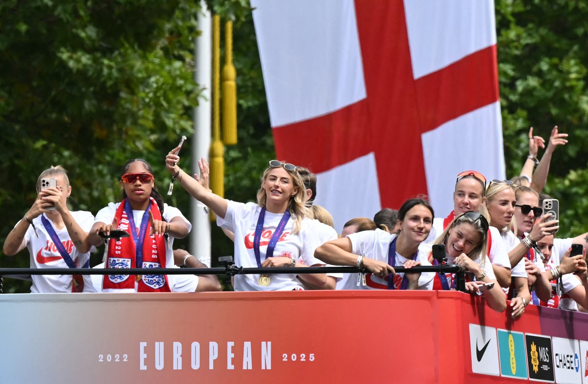 Inglaterra celebra la Eurocopa con miles de aficionados en Londres Inglaterra celebra la Eurocopa con miles de aficionados en Londres