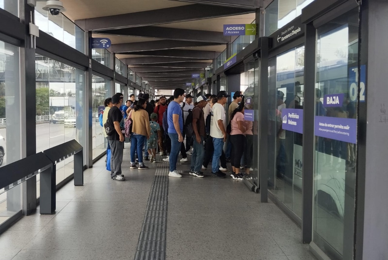 Hasta cinco camiones para poder subir: la odisea diaria en Mi Macro Periférico Hasta cinco camiones para poder subir: la odisea diaria en Mi Macro Periférico