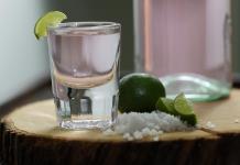Tequila rosado con jamaica: la innovación mexicana que da vuelta al mundo