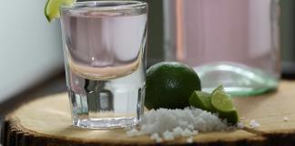 Tequila rosado con jamaica: la innovación mexicana que da vuelta al mundo