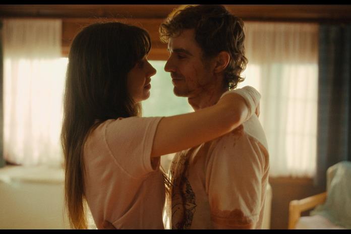 Dave Franco y Alison Brie encarnan en Together el horror romántico de fundirse en uno Dave Franco y Alison Brie encarnan en Together el horror romántico de fundirse en uno