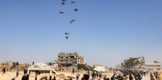 A bordo de un C-130 jordano que lanza ayuda a Gaza desde el aire