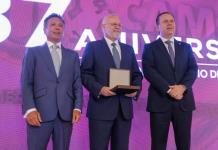 La Canaco entrega Medalla de Honor por la FIL