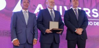 La Canaco entrega Medalla de Honor por la FIL