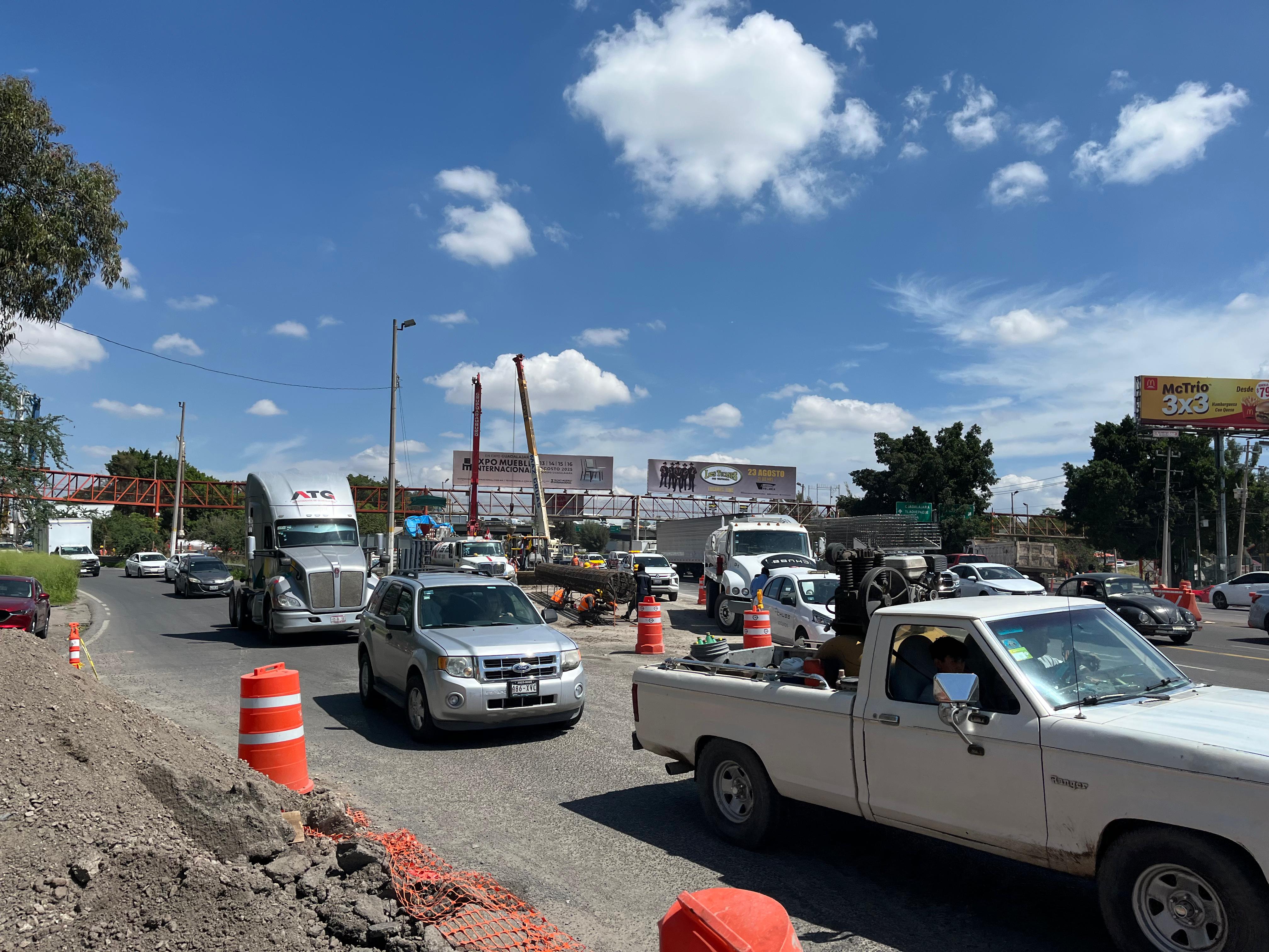 Miles sufren caos vial en Carretera Chapala; obras de carriles laterales concluirán en agosto