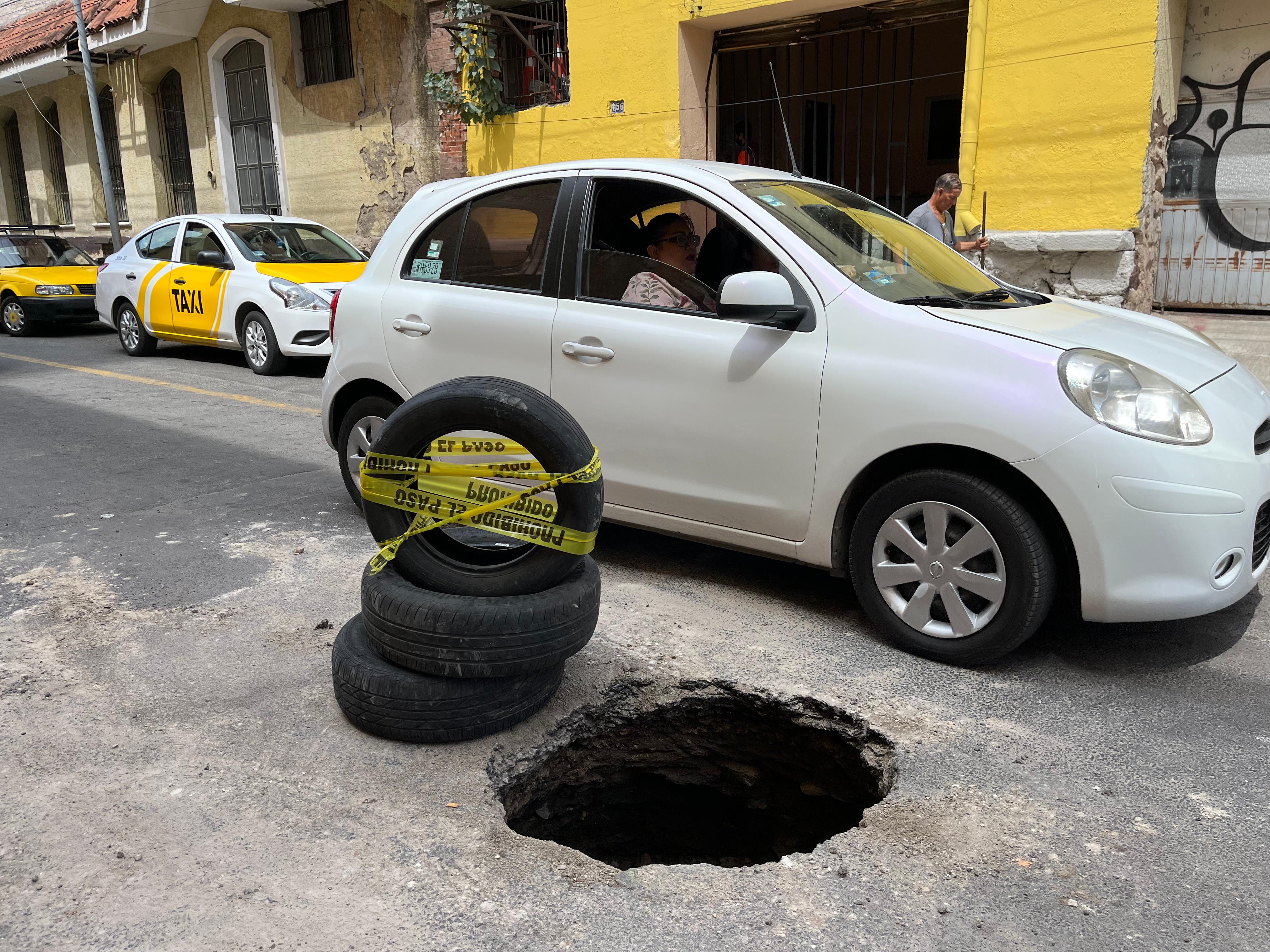 Otro socavón en Guadalajara; por tres semanas, ignoran hundimiento en la Calle Manzano