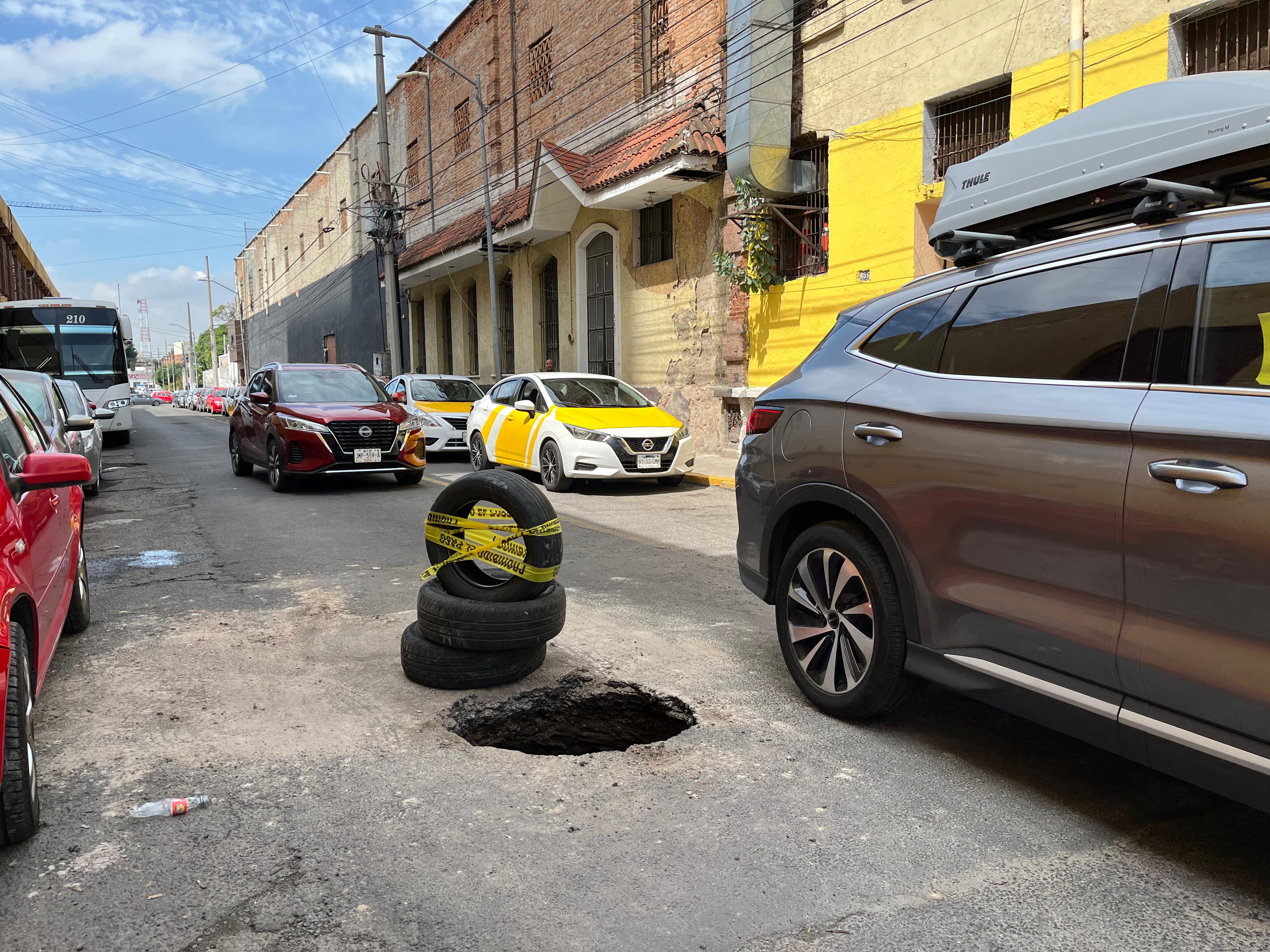 Otro socavón en Guadalajara; por tres semanas, ignoran hundimiento en la Calle Manzano