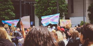 Estados demócratas de EEUU demandan a Trump por prohibir atención de personas trans