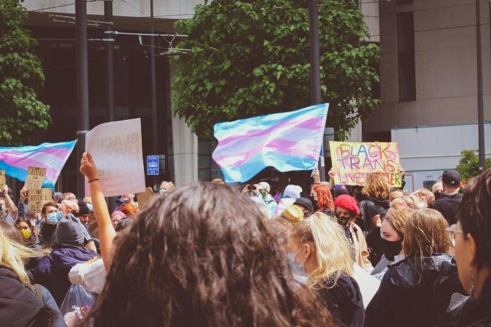 Estados demócratas de EEUU demandan a Trump por prohibir atención de personas trans Estados demócratas de EEUU demandan a Trump por prohibir atención de personas trans