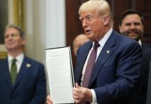 Trump eleva los aranceles a Canadá del 25 al 35 % a partir del viernes