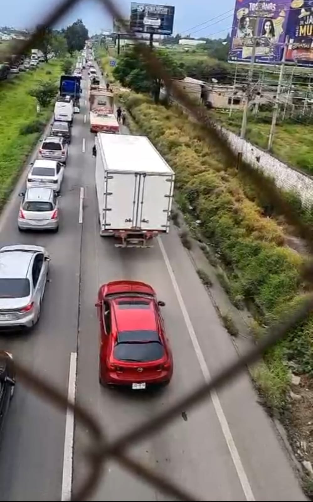Vecinos hartos de los embotellamientos en Carretera a Nogales exigen soluciones