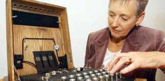 Muere Stella Rimington, la primera directora del MI5 e inspiración de M en la saga Bond