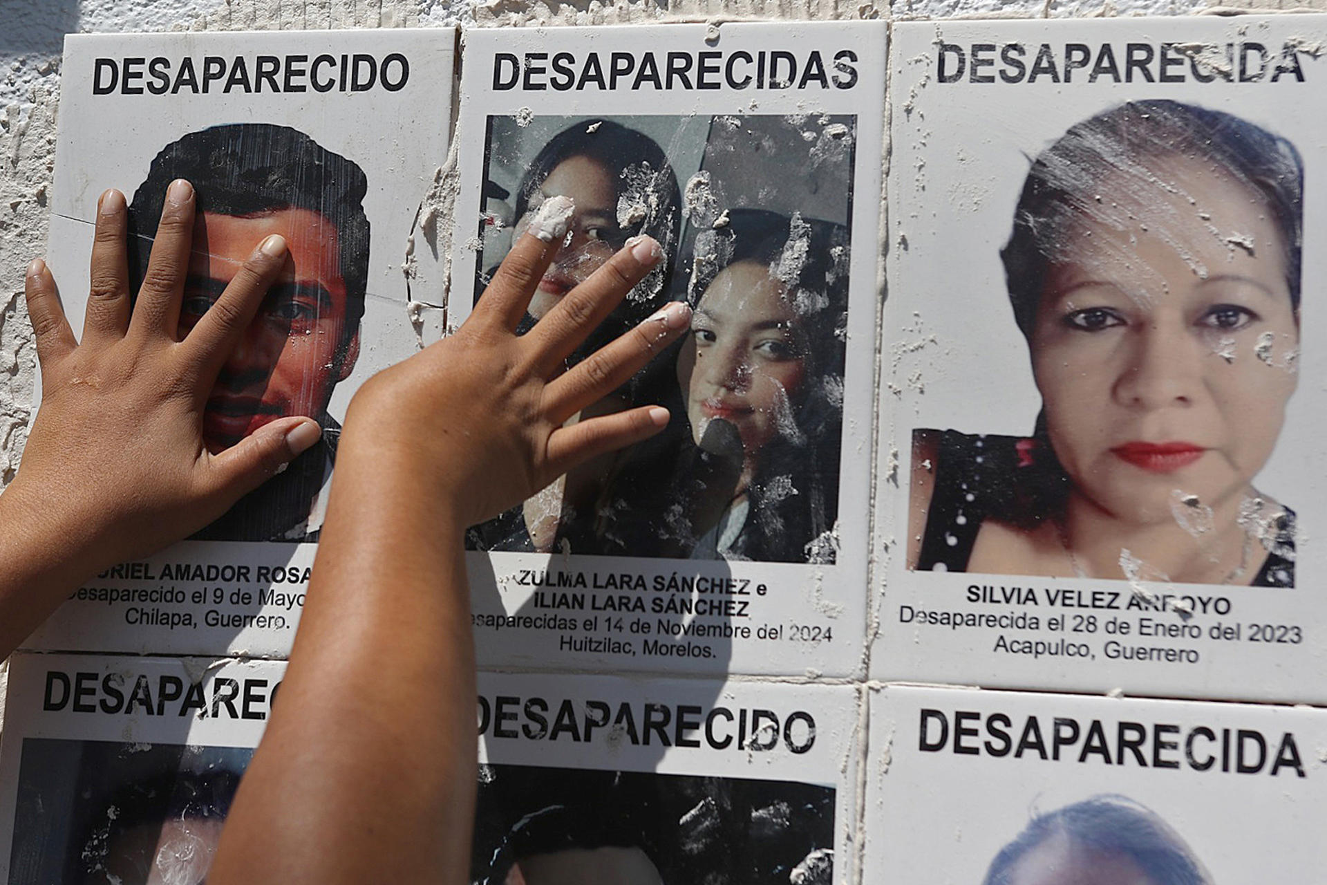 Pegan losetas con imágenes de desaparecidos en Fiscalía de Guerrero Pegan losetas con imágenes de desaparecidos en Fiscalía de Guerrero