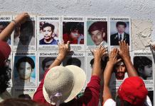 Pegan losetas con imágenes de desaparecidos en Fiscalía de Guerrero