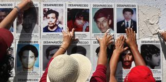 Pegan losetas con imágenes de desaparecidos en Fiscalía de Guerrero