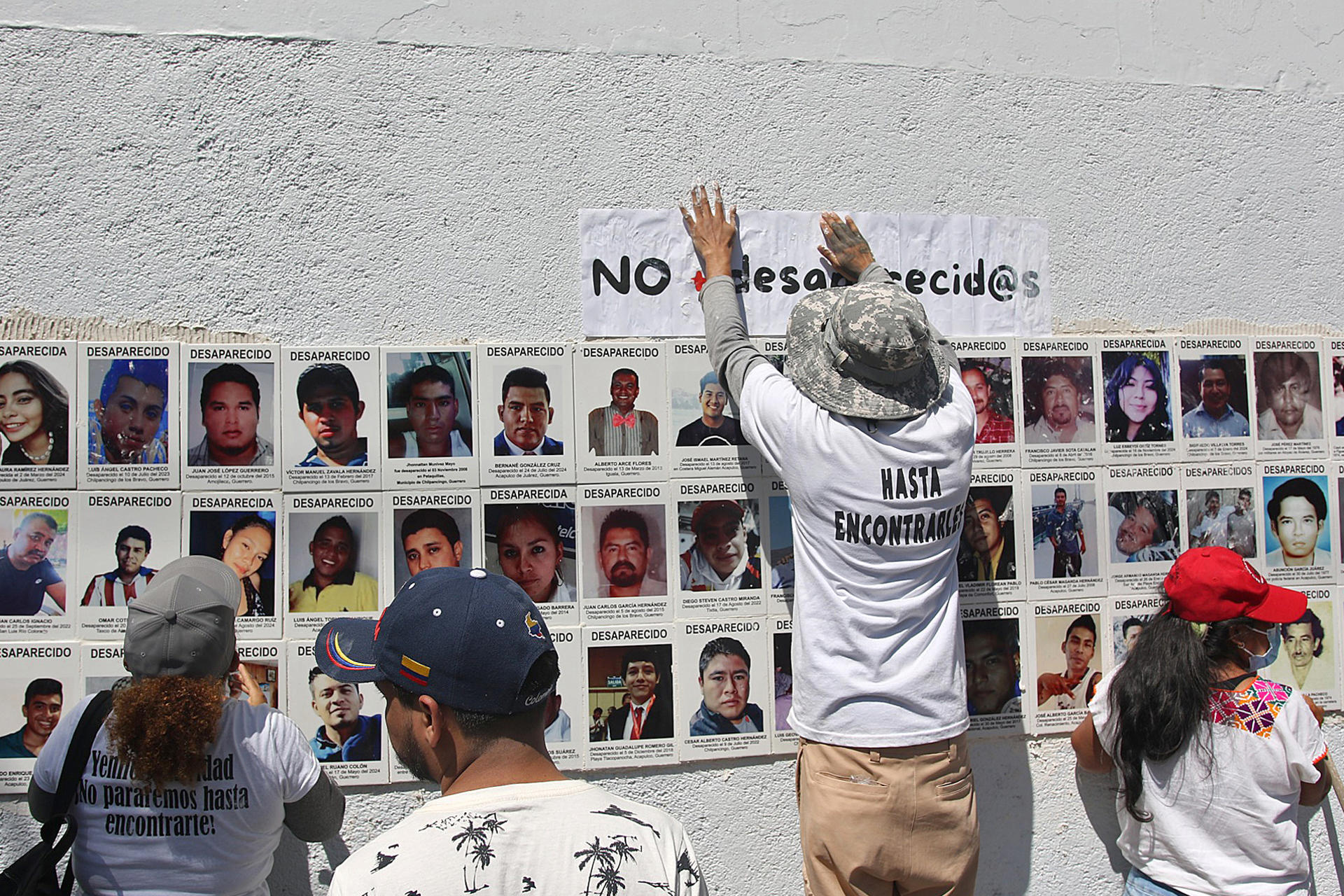 Pegan losetas con imágenes de desaparecidos en Fiscalía de Guerrero Pegan losetas con imágenes de desaparecidos en Fiscalía de Guerrero