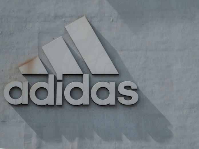 Adidas comienza diálogo con México sobre las sandalias inspiradas en huaraches oaxaqueños