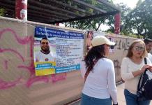 Pegan fichas de búsqueda en torno al parque Rojo y lamentan despilfarro de dinero en remodelarlo