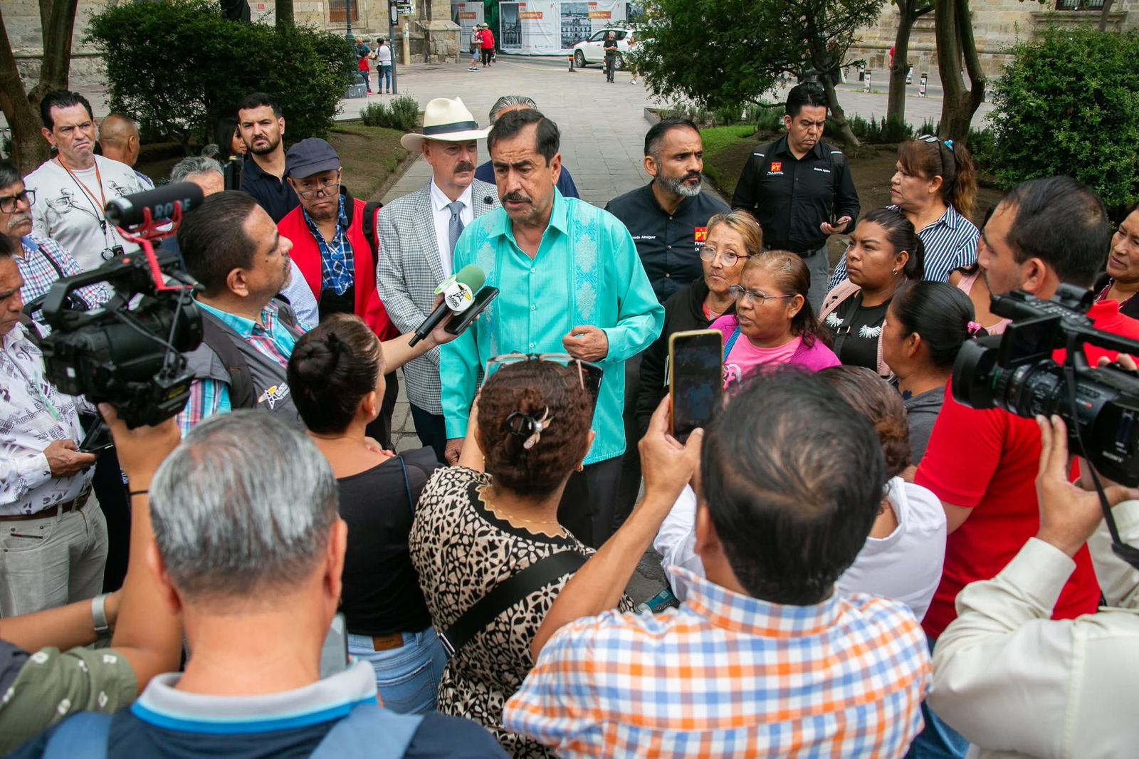 Vecinos otomíes desalojados de Tlajomulco instalaron plantón frente a Palacio de Gobierno Vecinos otomíes desalojados de Tlajomulco instalaron plantón frente a Palacio de Gobierno