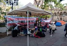 Vecinos otomíes desalojados de Tlajomulco instalaron plantón frente a Palacio de Gobierno