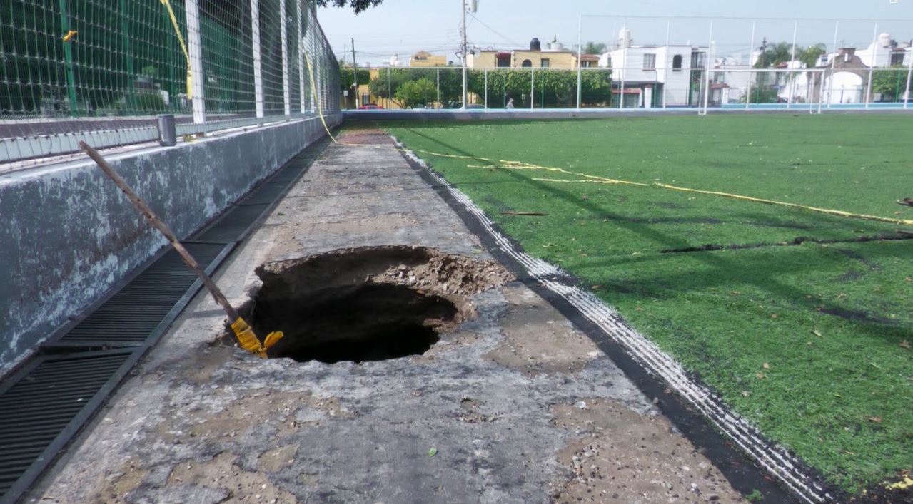 Tarjeta roja en unidad deportiva: se abre socavón en cancha de Isla Raza