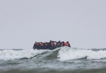 El pacto entre Francia y Reino Unido atormenta a los migrantes, sin frenar las travesías