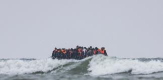 El pacto entre Francia y Reino Unido atormenta a los migrantes, sin frenar las travesías