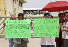 Jubilados cierran planta de la estatal Pemex y provocan desabasto de gasolina en Chiapas