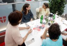 Cenar con desconocidos: una iniciativa en Austria para combatir la polarización