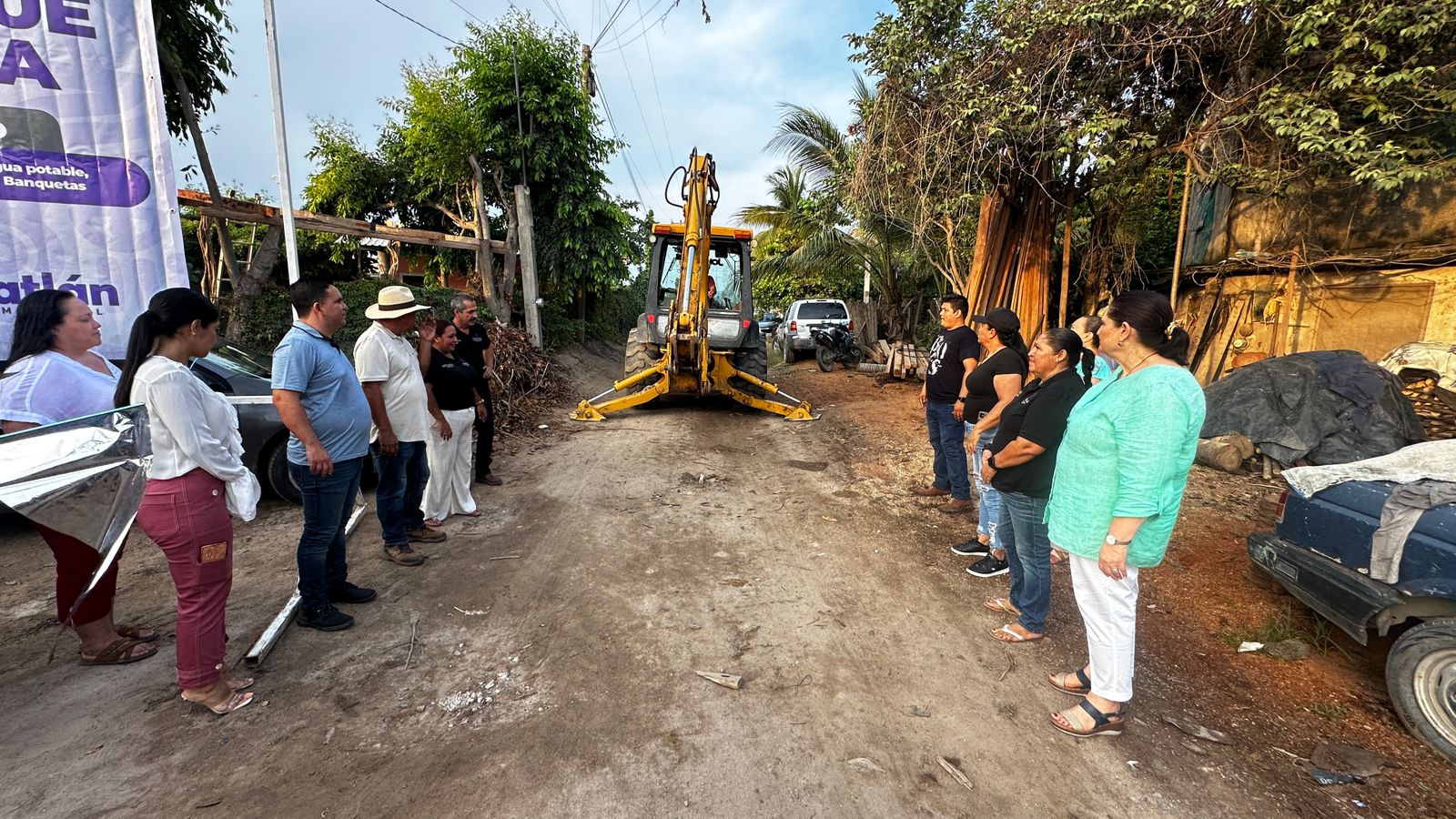 CU Costa Sur y gobierno de Cihuatlán ponen en marcha obra de adoquinamiento en Jaluco en beneficio de la comunidad universitaria y local