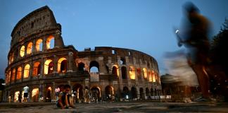Bajo tierra, temprano o muy tarde: así huyen los turistas del calor en Roma