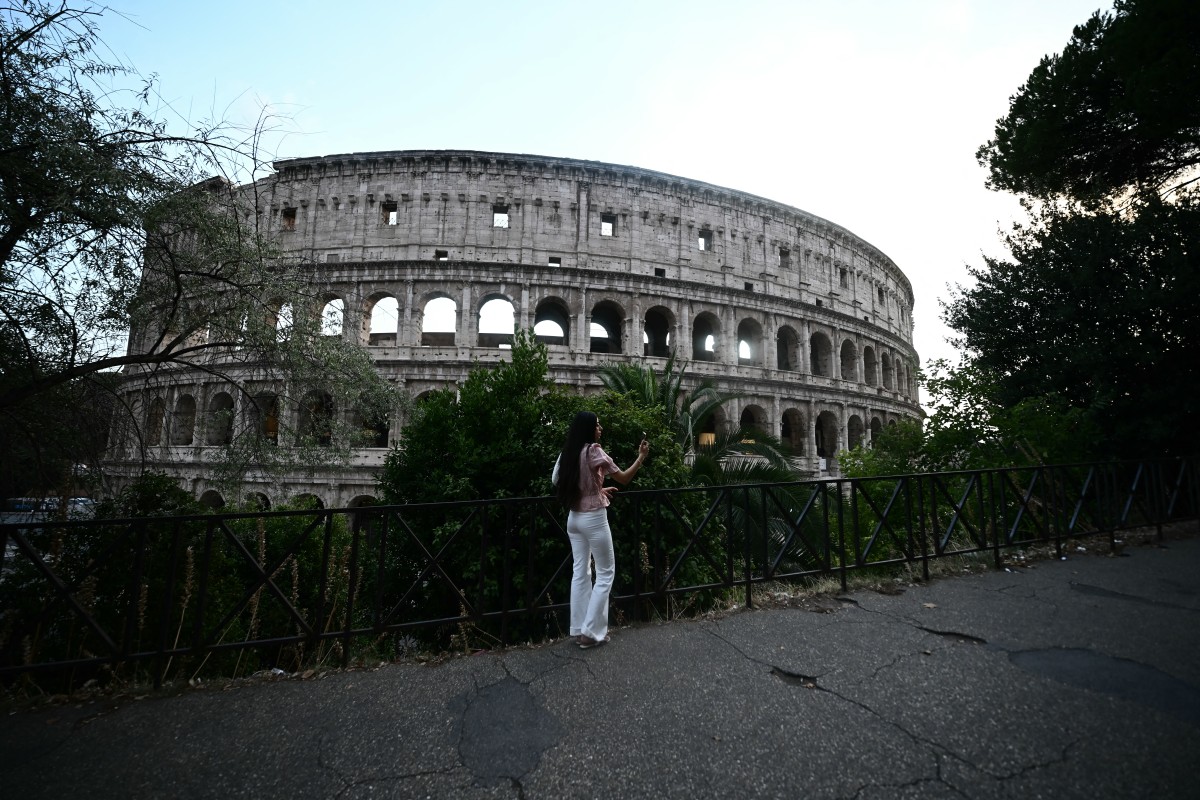 Bajo tierra, temprano o muy tarde: así huyen los turistas del calor en Roma