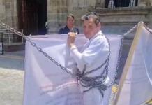 Enfermero se encadena y acusa a Secretaría de Salud de incumplir seis laudos laborales