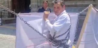 Enfermero se encadena y acusa a Secretaría de Salud de incumplir seis laudos laborales