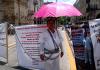 Trabajador de Secretaría de Salud se encadena; pide que se acate laudo para tener salario justo