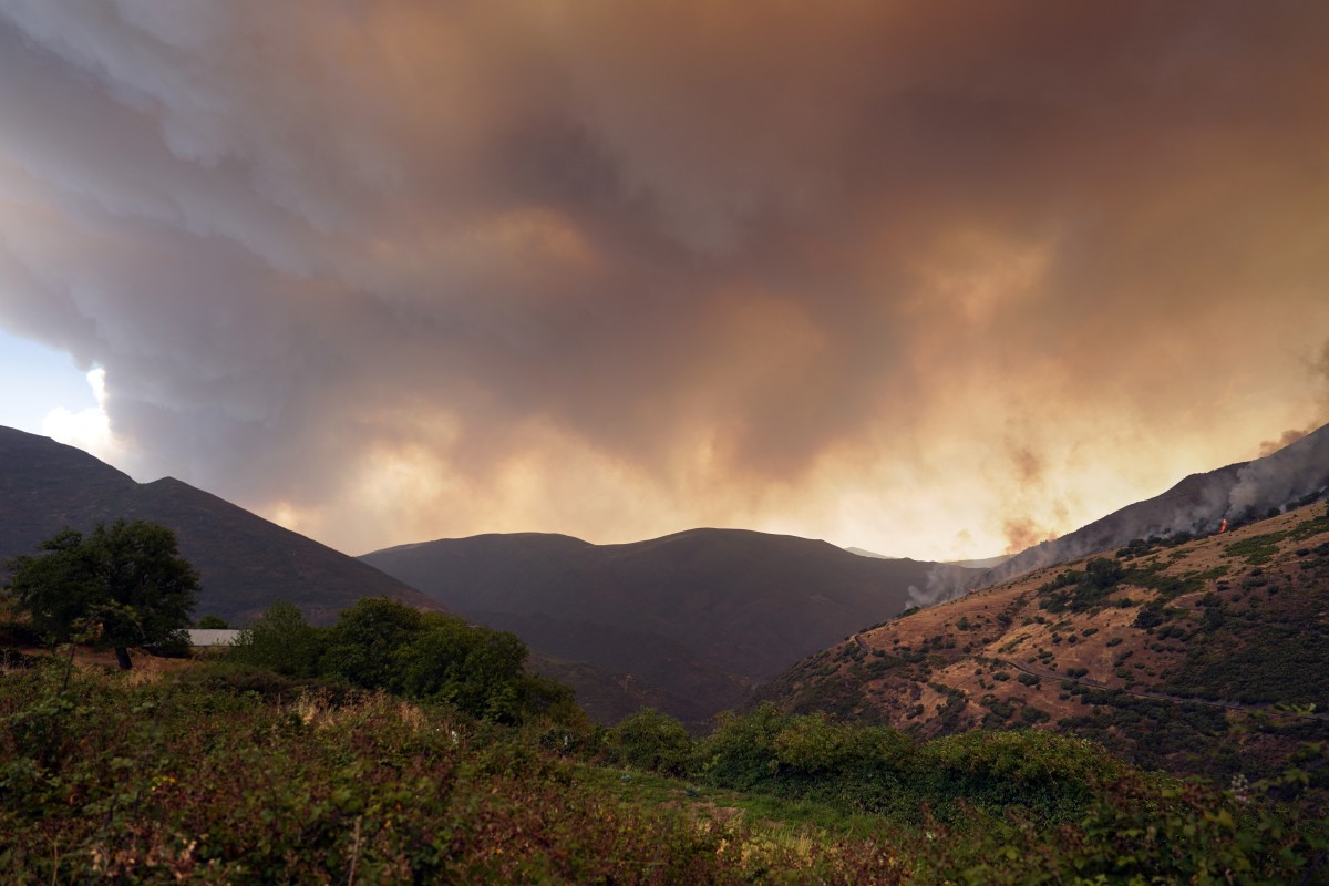 España combate sin tregua más de 20 incendios, en el año de mayor devastación por el fuego España combate sin tregua más de 20 incendios, en el año de mayor devastación por el fuego