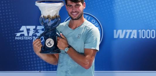 Alcaraz gana su primer Masters 1000 de Cincinnati por abandono de Sinner