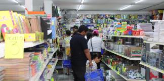 La odisea del regreso a clases: jaliscienses apuestan por calidad en lista de útiles