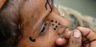 Los tatuajes faciales hindúes, una tradición que se pierde en las ciudades de Pakistán