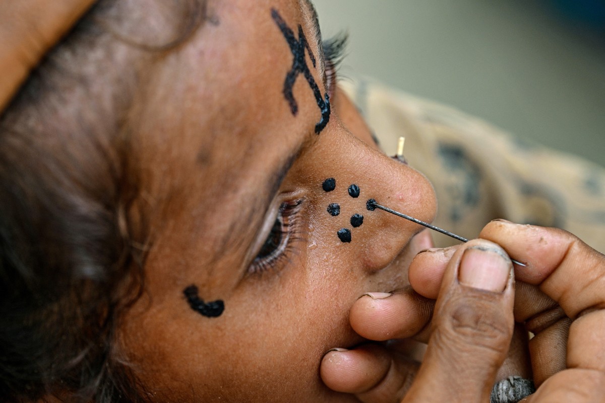 Los tatuajes faciales hindúes, una tradición que se pierde en las ciudades de Pakistán