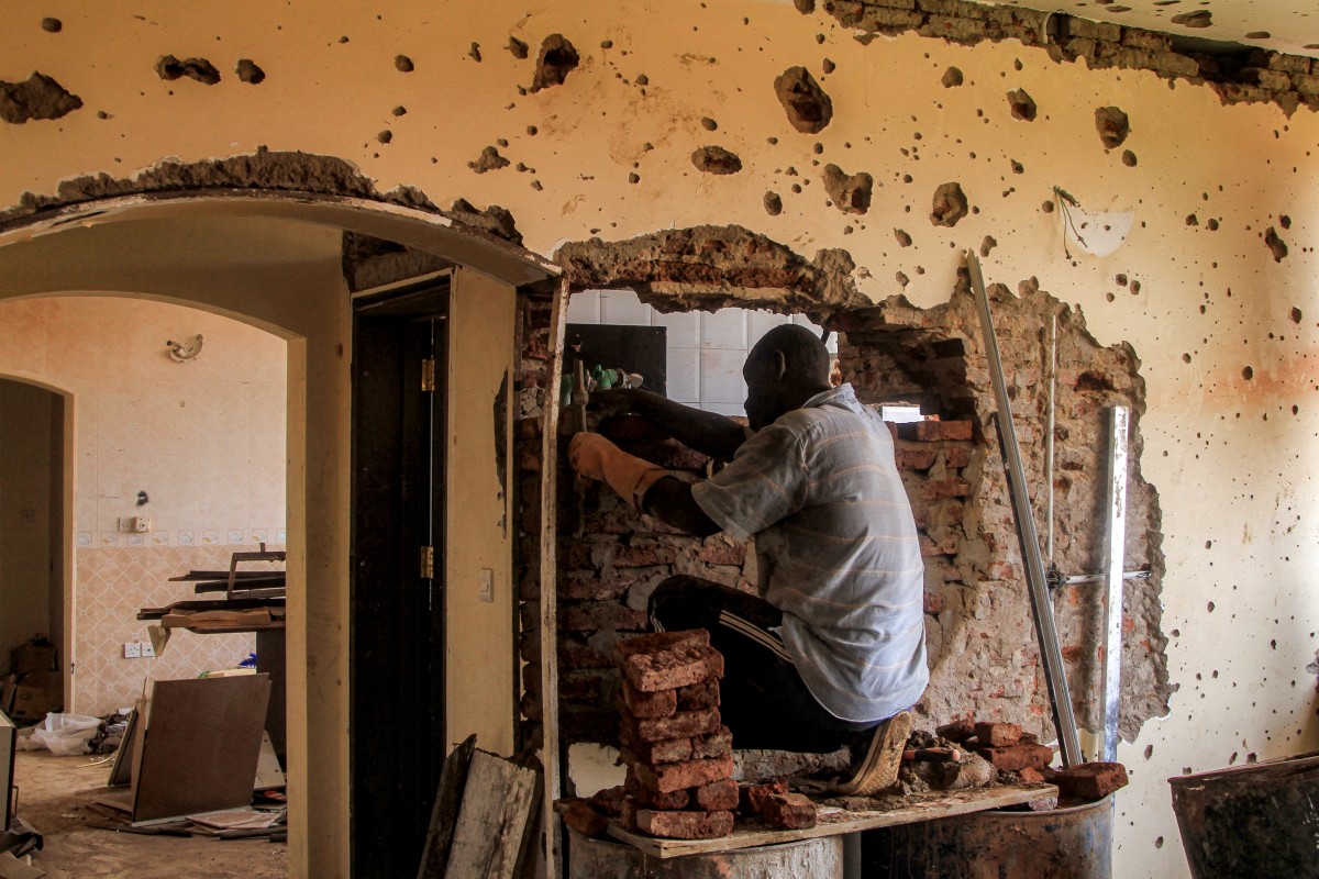 Sudaneses se lanzan a reconstruir su capital devastada por la guerra Sudaneses se lanzan a reconstruir su capital devastada por la guerra