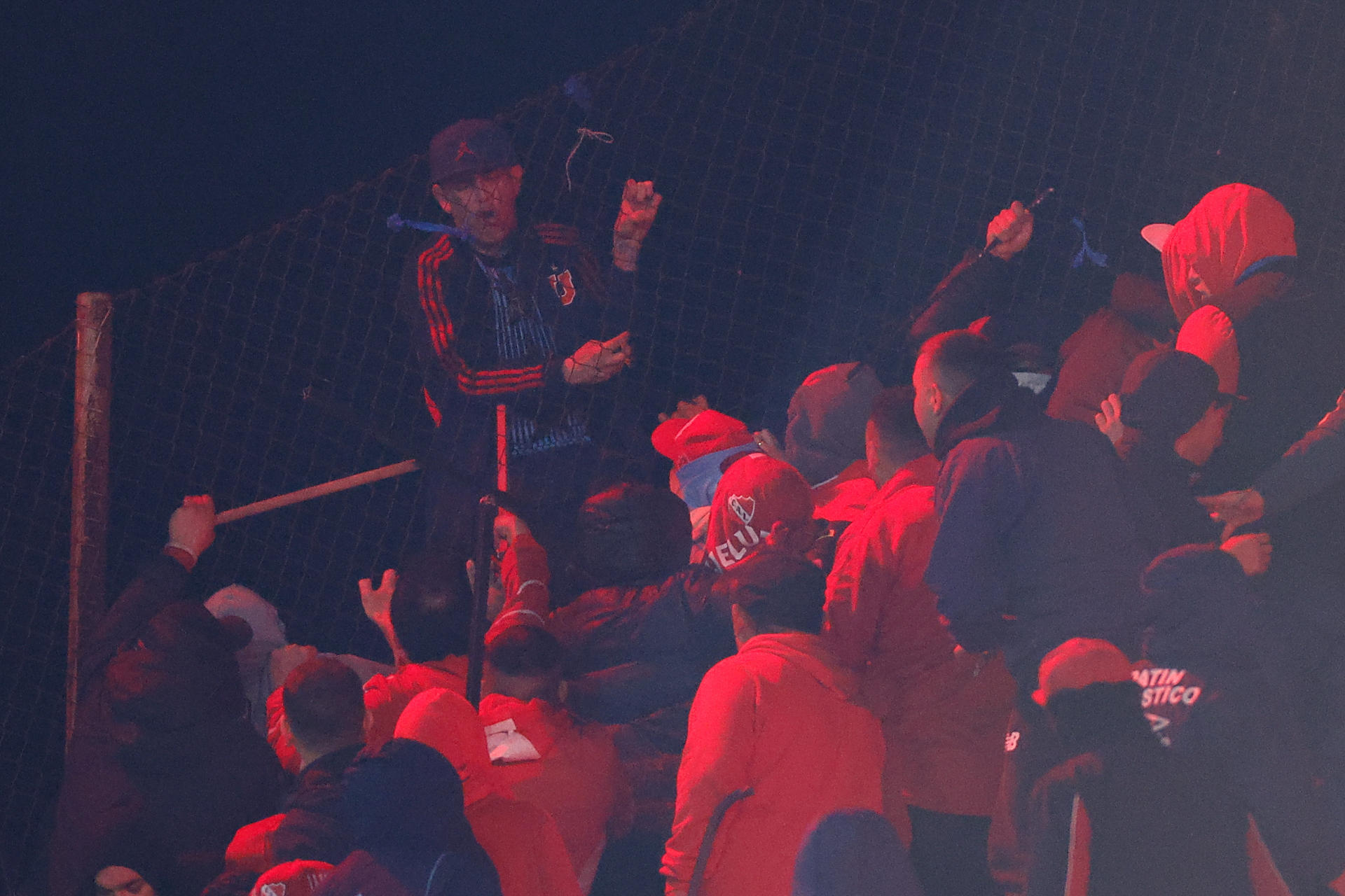 Argentina evalúa responsabilidades tras violenta batalla campal en estadio de fútbol