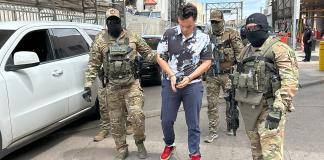 ICE difunde imágenes del boxeador Julio César Chávez Jr. esposado en su entrega a México