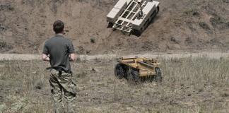 Bajo un cielo surcado de drones, robots ayudan a los médicos militares ucranianos