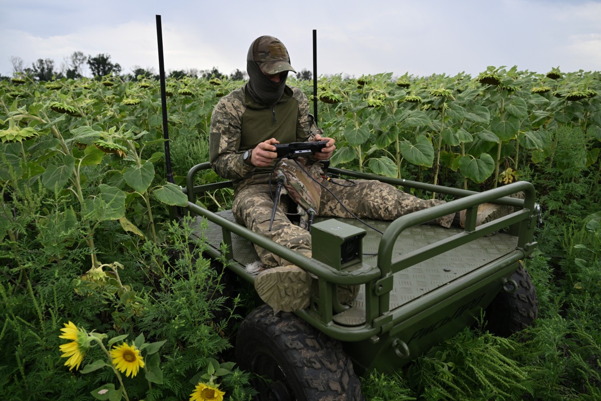 Bajo un cielo surcado de drones, robots ayudan a los médicos militares ucranianos Bajo un cielo surcado de drones, robots ayudan a los médicos militares ucranianos