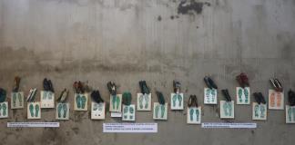 Con ´huellas´ de zapatos, un colectivo visibiliza las desapariciones en México