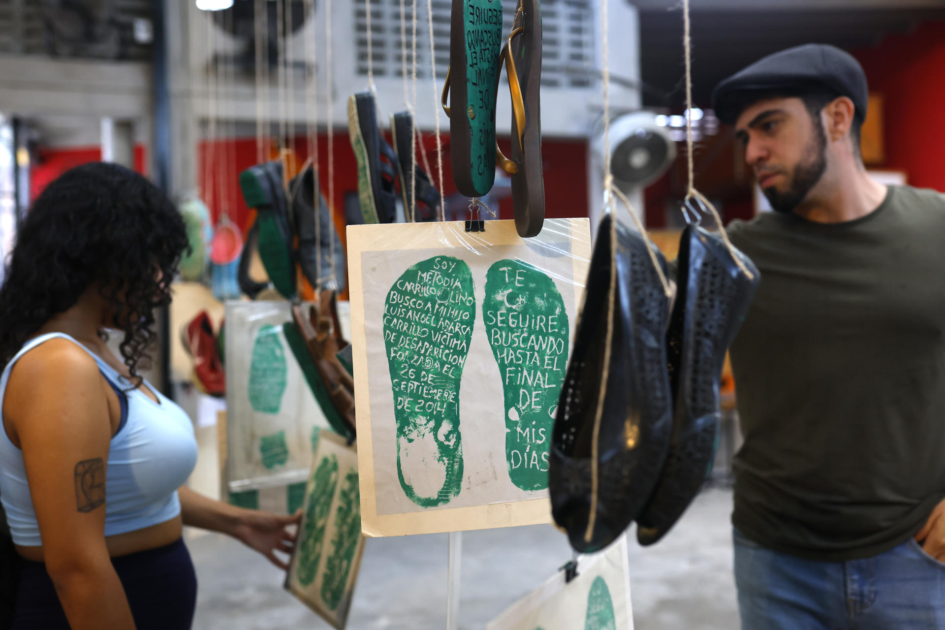 Con ‘huellas’ de zapatos, un colectivo visibiliza las desapariciones en México Con ‘huellas’ de zapatos, un colectivo visibiliza las desapariciones en México