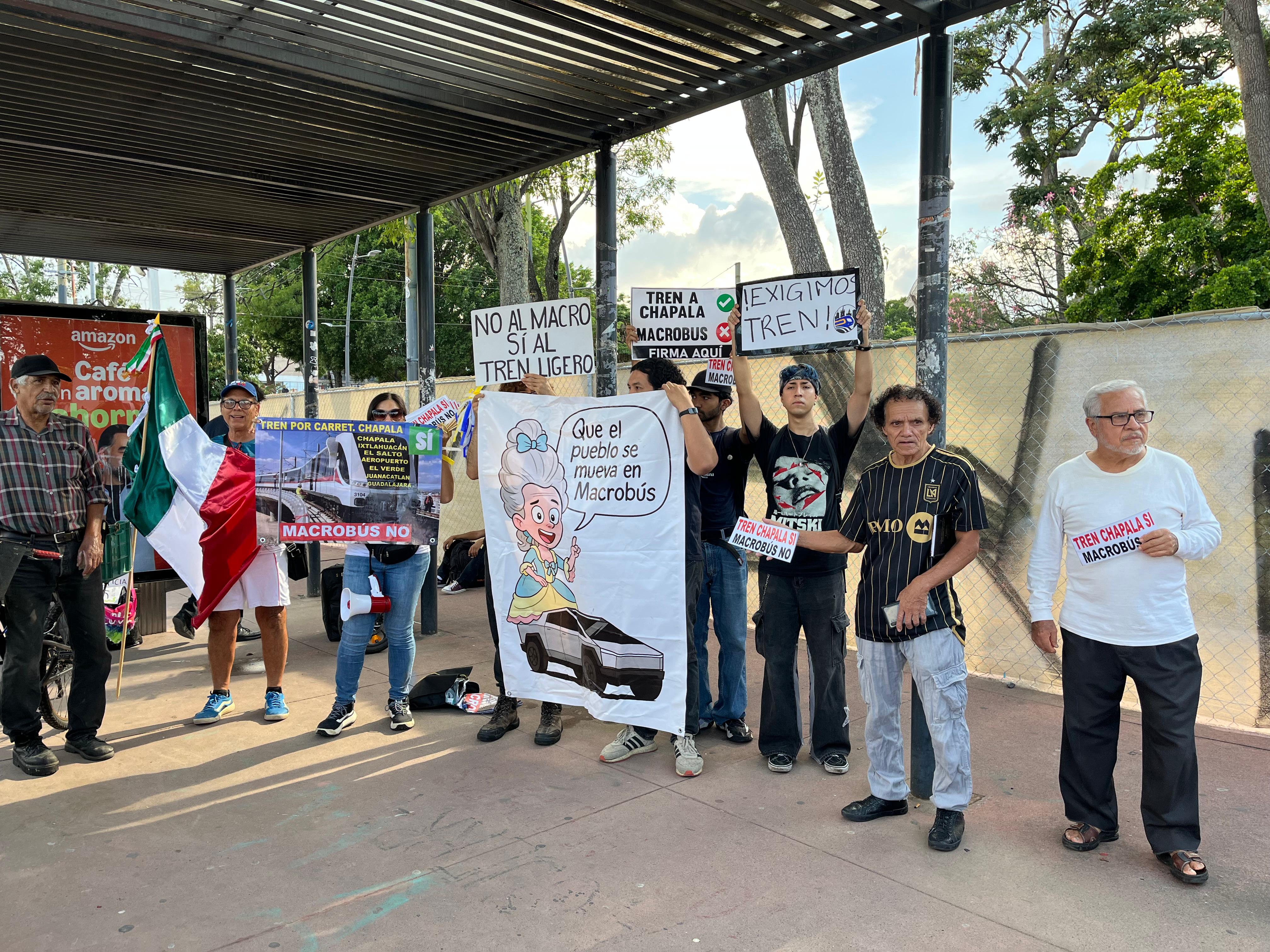 De nuevo, ciudadanos protestan contra BRT al aeropuerto y exigen Línea 5 con vagones De nuevo, ciudadanos protestan contra BRT al aeropuerto y exigen Línea 5 con vagones