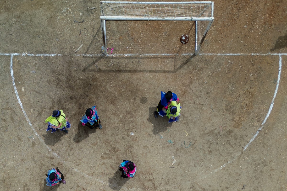 Campesinas colombianas luchan contra el olvido a través del fútbol Campesinas colombianas luchan contra el olvido a través del fútbol