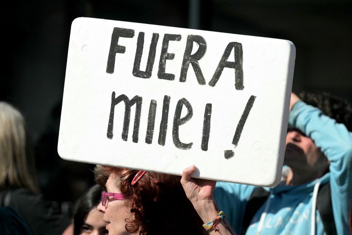 Milei atacado con piedras en acto de campaña en Argentina Milei atacado con piedras en acto de campaña en Argentina
